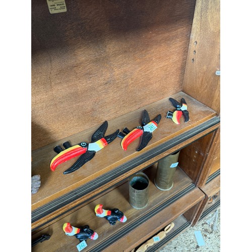 241 - x 3 metal flying tucans