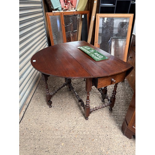 11 - oak drop leaf gate leg table 106 cm wide x 130 cm long x 70 cm high