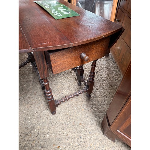 11 - oak drop leaf gate leg table 106 cm wide x 130 cm long x 70 cm high