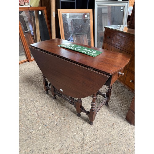11 - oak drop leaf gate leg table 106 cm wide x 130 cm long x 70 cm high
