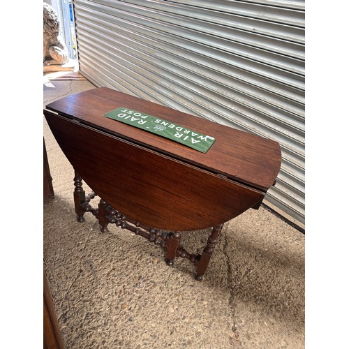 11 - oak drop leaf gate leg table 106 cm wide x 130 cm long x 70 cm high