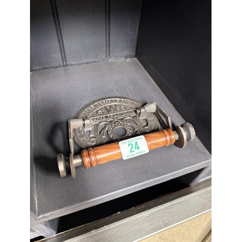 24 - GWR toilet roll holder