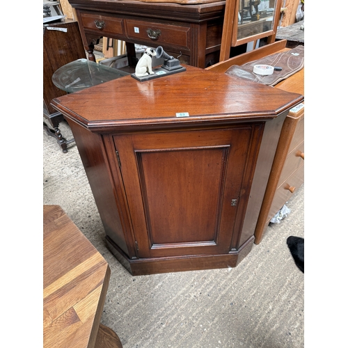 53 - corner cabinet 59 cm deep x 88 cm widxe x 90 cm high