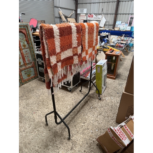 104 - clothes rail