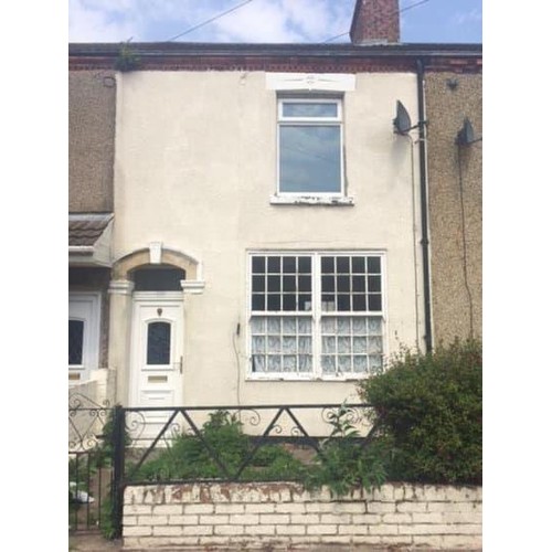 33 - Tenure: Freehold Description: Three Bedroom Mid-Terrace, to the ground floor of the property complim... 