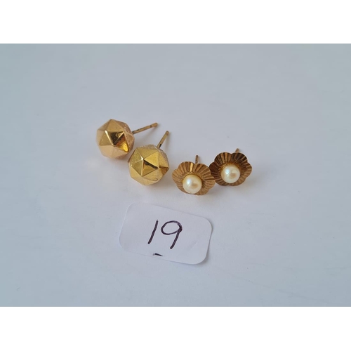 19 - Two pairs 9ct ear studs 3.3g