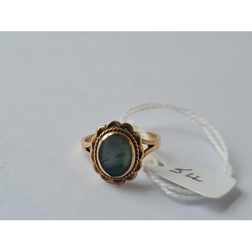54 - A vintage green / light grey opal ring in 9ct - size P - 3.35gms