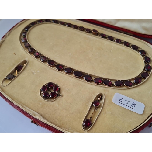 258 - A STUNNING ANTIQUE VICTORIAN BOXED GOLD MOUNTED FLAT CUT GARNET NECKLACE, EARRINGS & BROOCH SET