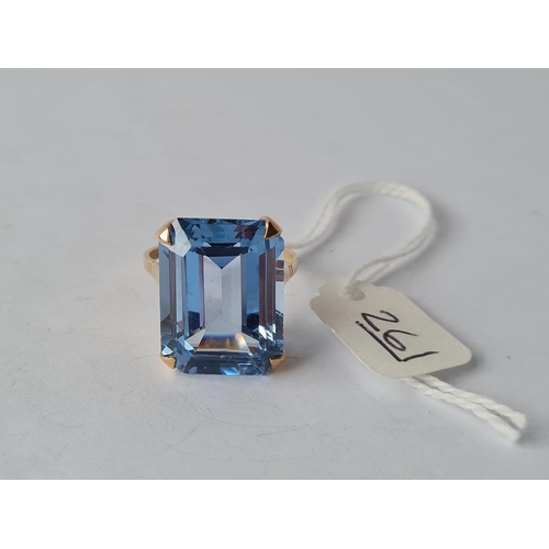 261 - A large blue stone dress ring in 9ct - size T - 8gms