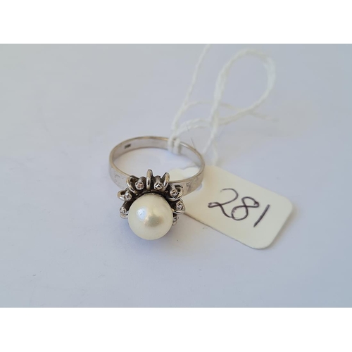 281 - A pearl flower head ring set in 18ct white gold size M 3.9g
