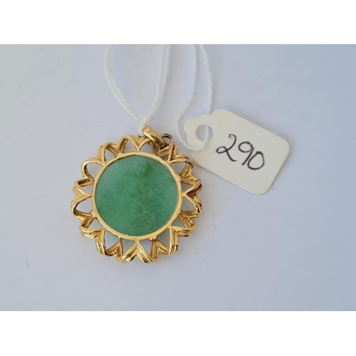 290 - A circular green stone pendant in gold mount 6.4g