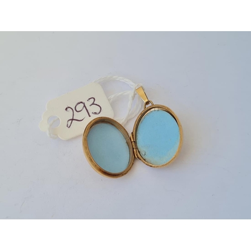 293 - An oval locket in 9ct 3.5g inc