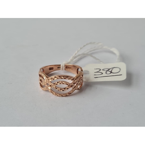 380 - A patterned ring in 9ct - size N - 2gms