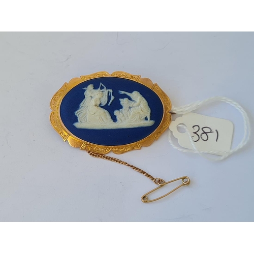 381 - An oval Wedgwood cameo brooch in 9ct