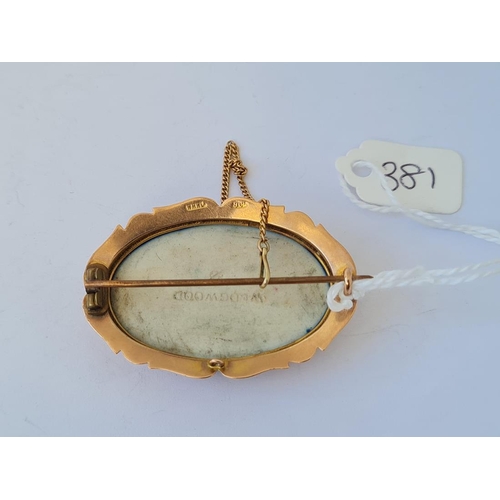 381 - An oval Wedgwood cameo brooch in 9ct