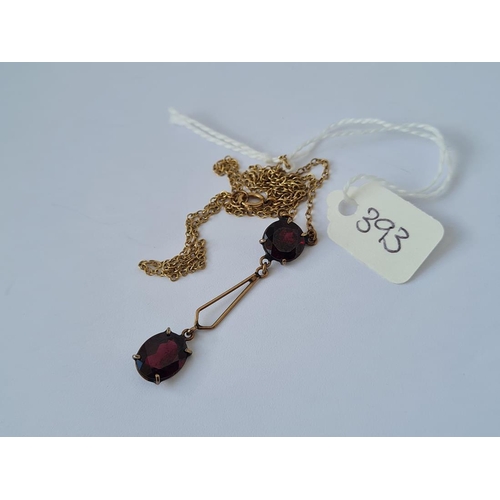 393 - A garnet pendant necklace in 9ct