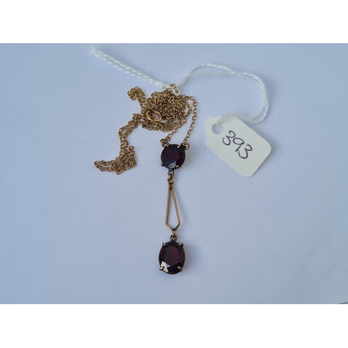 393 - A garnet pendant necklace in 9ct