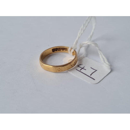 47 - A fancy wedding ring in 22ct gold - size N - 3.1gms
