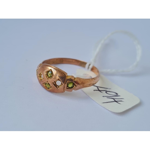 494 - A peridot and 9ct rose gold ring (stones missing) size S