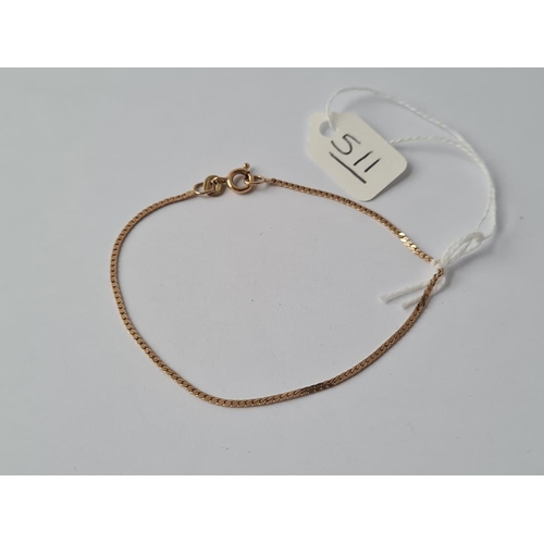 511 - A small bracelet in 9ct - 1.3gms