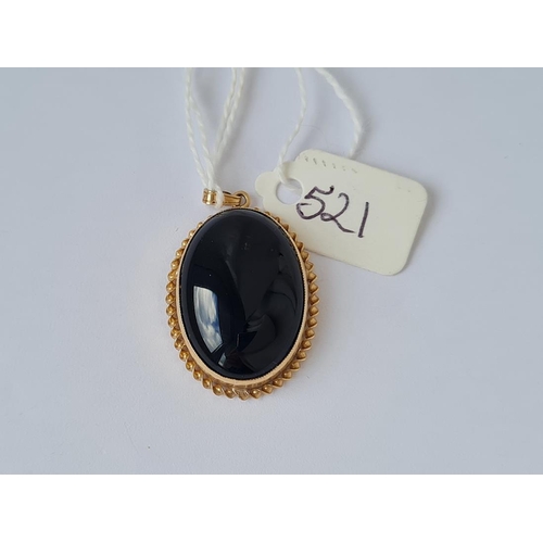 521 - A black onyx 9ct mounted pendant