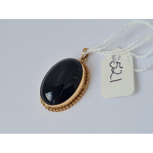 521 - A black onyx 9ct mounted pendant