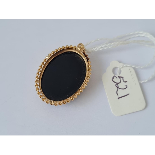 521 - A black onyx 9ct mounted pendant