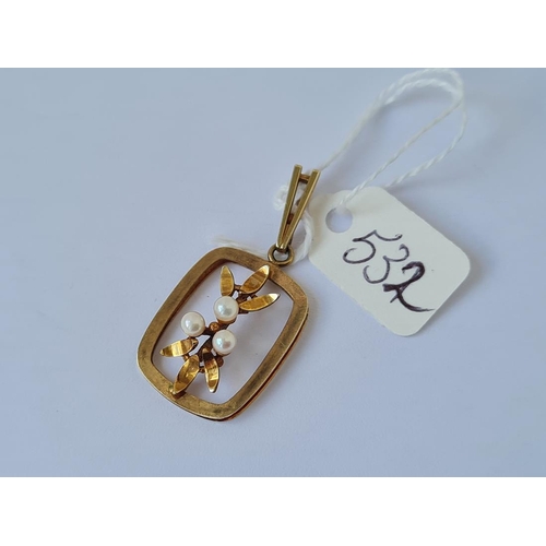 532 - An attractive pearl set floral pendant in 9ct 3.3g inc