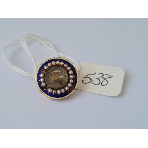 538 - Small circular antique gold and enamel pearl set brooch 4g inc