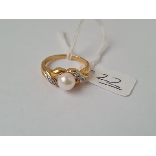 22 - A pearl ring with diamond shoulders in 18ct gold - size Q - 5gms