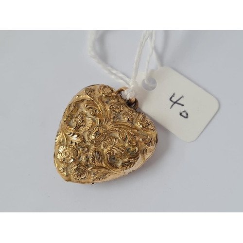 40 - AN ANTIQUE GEORGIAN HEAVILY DETAILED ORMOLU HEART LOCKET WITH REMOVABLE GLAZED HEART CENTRE