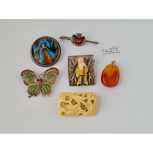 429 - A quantity of assorted brooches including a butterfly & butterfly wing.
