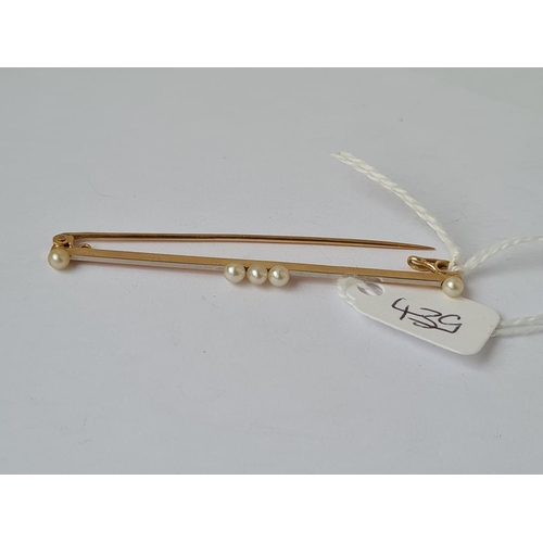 439 - A 2 colour gold pearl bar brooch in 15ct & 18ct gold - 3gms