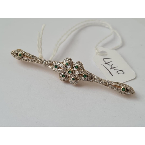 440 - A FINE DIAMOND & EMERALD BROOCH MOUNTED IN GOLD & PLATINUM - 6.7gms