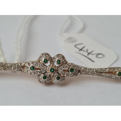 440 - A FINE DIAMOND & EMERALD BROOCH MOUNTED IN GOLD & PLATINUM - 6.7gms