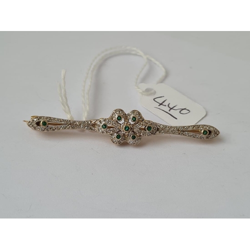 440 - A FINE DIAMOND & EMERALD BROOCH MOUNTED IN GOLD & PLATINUM - 6.7gms
