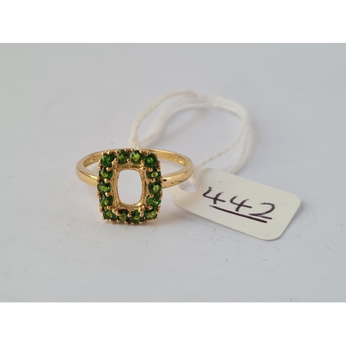 442 - A peridot square ring (needing central stone) in 9ct - size Q - 2.3gms