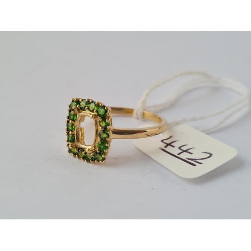 442 - A peridot square ring (needing central stone) in 9ct - size Q - 2.3gms