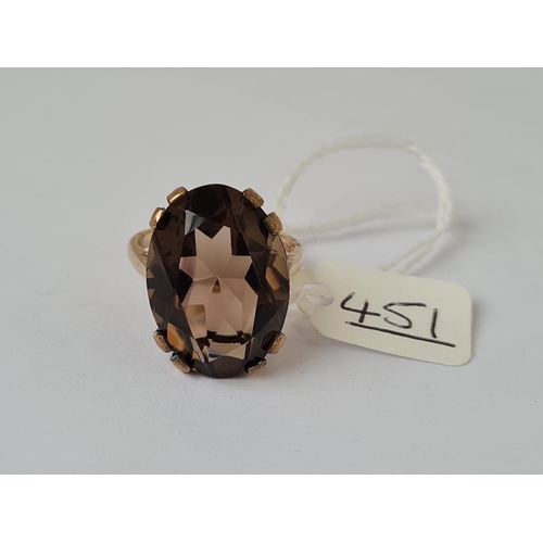 451 - A vintage smokey quartz ring in 9ct Gold - size S - 7.5 grms