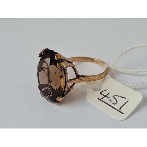 451 - A vintage smokey quartz ring in 9ct Gold - size S - 7.5 grms