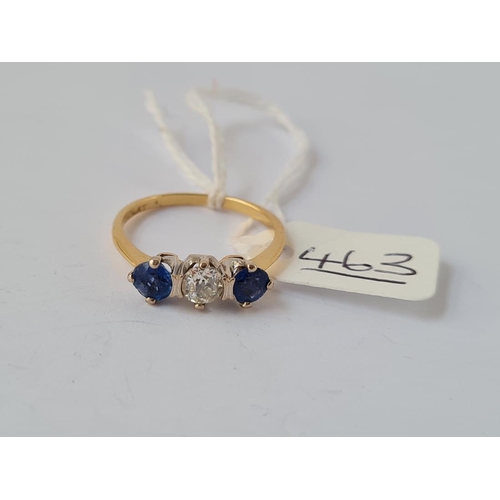 463 - A DIAMOND & SAPPHIRE 3 STONE RING IN 18CT GOLD - size Q - 2.8gms