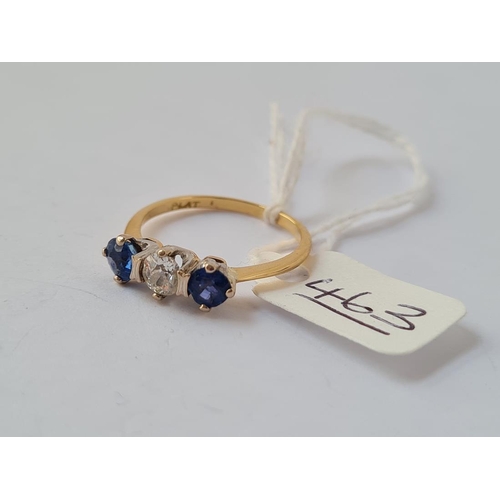 463 - A DIAMOND & SAPPHIRE 3 STONE RING IN 18CT GOLD - size Q - 2.8gms