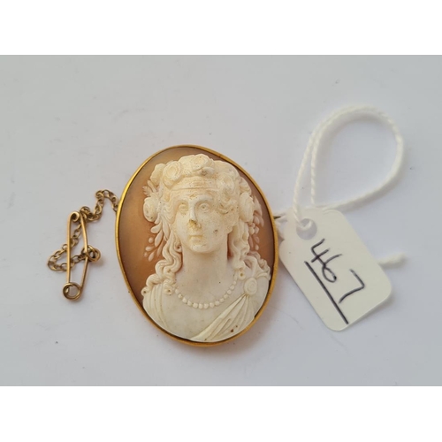 467 - An oval cameo of a ladies head (a/f nose) in oval yellow metal frame
