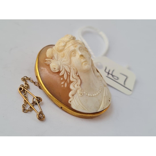 467 - An oval cameo of a ladies head (a/f nose) in oval yellow metal frame