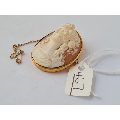 467 - An oval cameo of a ladies head (a/f nose) in oval yellow metal frame