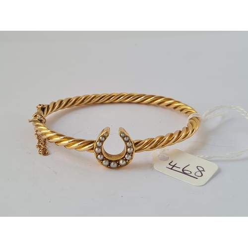 468 - A GOLD BRACELET SET WITH PEARL HORSE SHOE