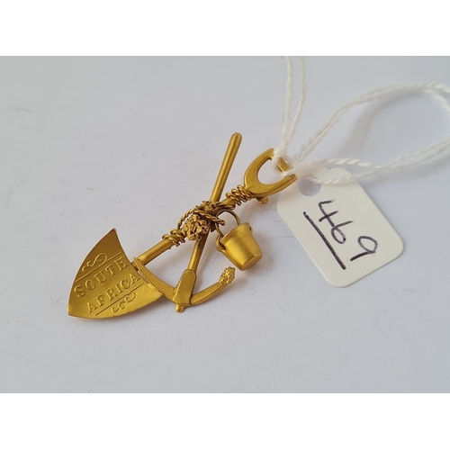 469 - A South African miners brooch in 9ct - (no pin) - 2.4gms