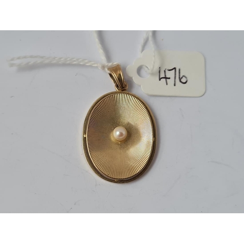 476 - An 8ct gold pearl pendant