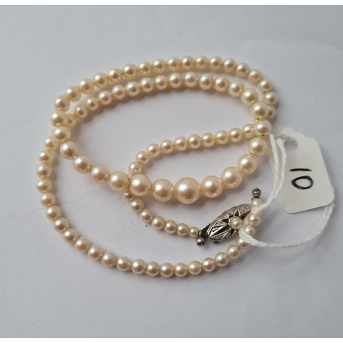 10 - A good graduated pearl necklace set with 8ct gold & pearl clasp
