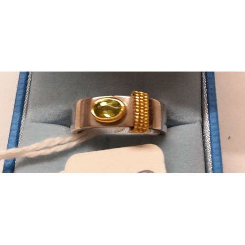 450 - A PERIDOT & FANCY YELLOW GOLD WIRE RING IN 18CT - size M - 5.9gms